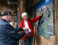 Eine Reisebegleiterin zeigt auf eine Landkarte
